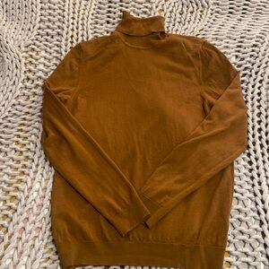 Mocha NN07 Italian yarn turtleneck sweater in size large.